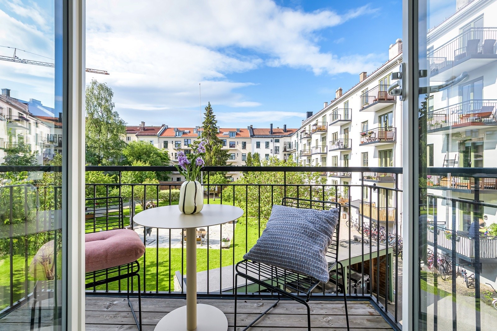 Fra hovedsoverommet trår du ut på en solrik og sydvendt balkong - et lite fristed på ca. 3 m². Galleribilde