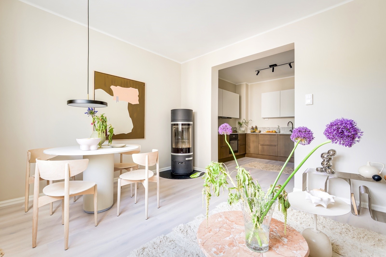 Rommet er enkelt å møblere, og du har mer enn nok rom til både sofa, mediemøbler og et spisebord - perfekt for både rolige kvelder og sosiale sammenkomster. Galleribilde