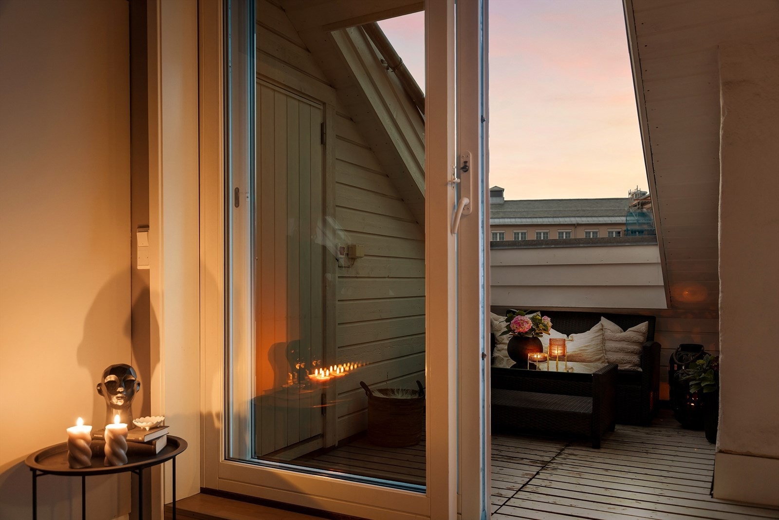 Lun takterrasse som blir en forlengelse av stuen om sommeren. Galleribilde