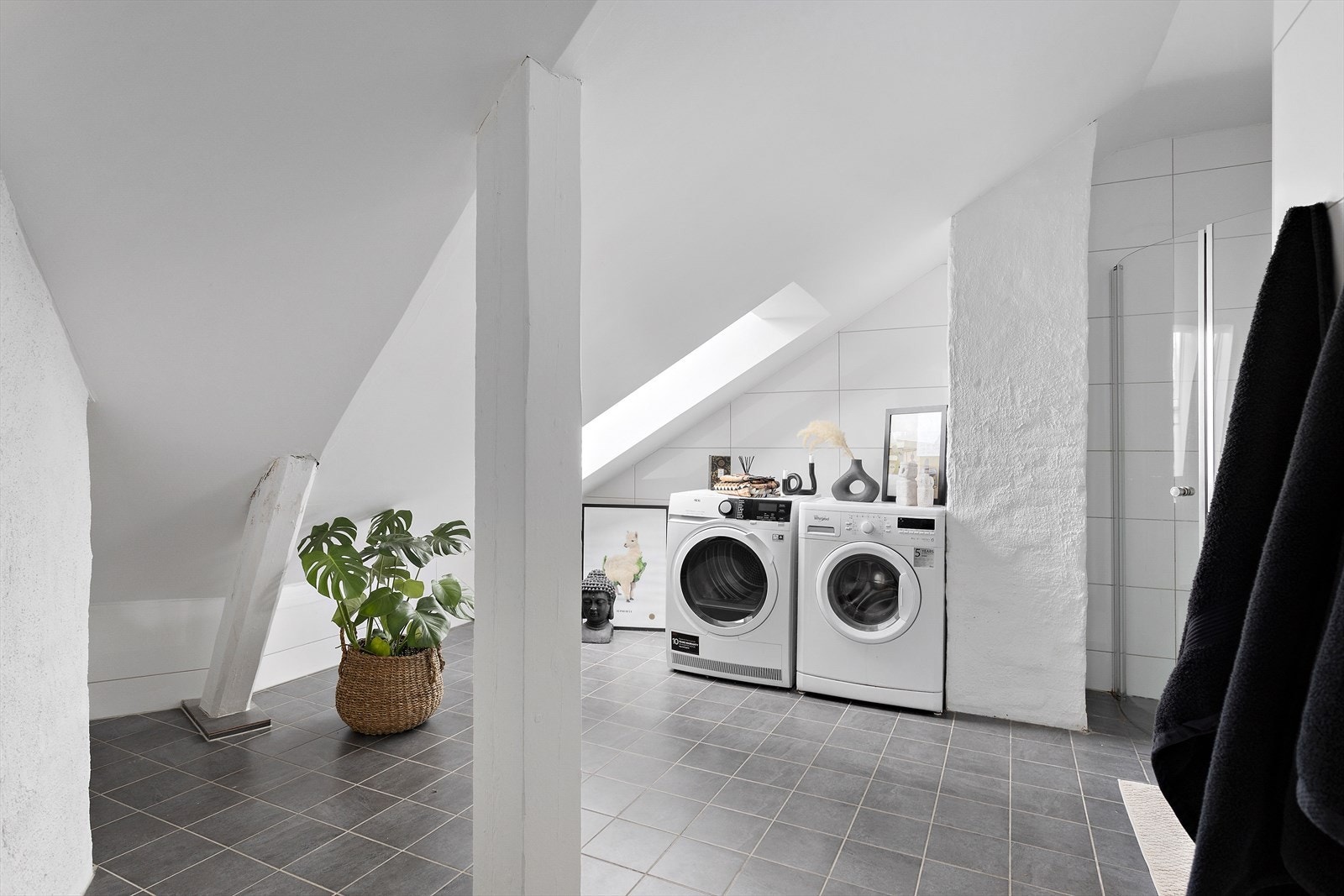 Badet har toalett, servantinnredning, dusjhjørne og opplegg for vaskemaksin/tørktrommel. Galleribilde