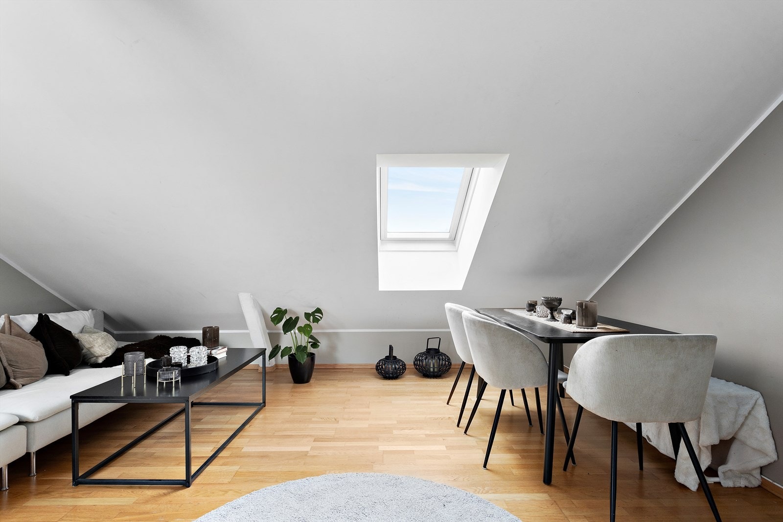 Stue har plass til sitte- og spisegruppe. Galleribilde