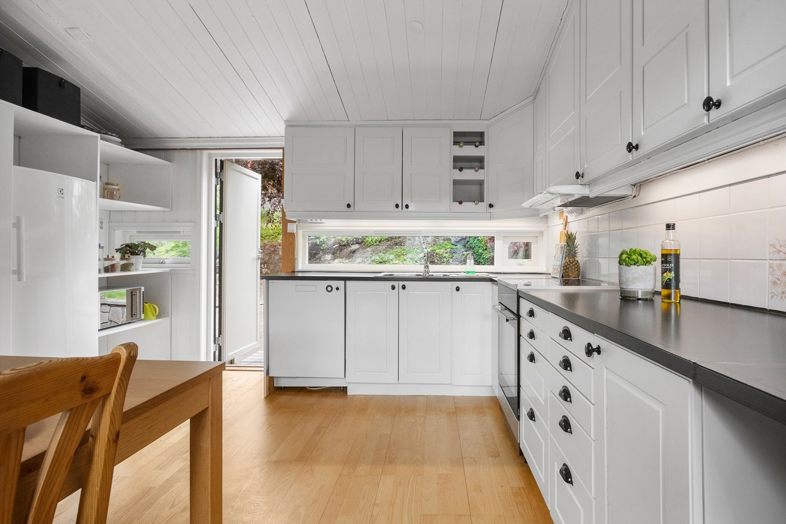 Innredningen er fra Jølster Bygg med fronter av furu som i etterkant har blitt sprøytelakkerte. Galleribilde