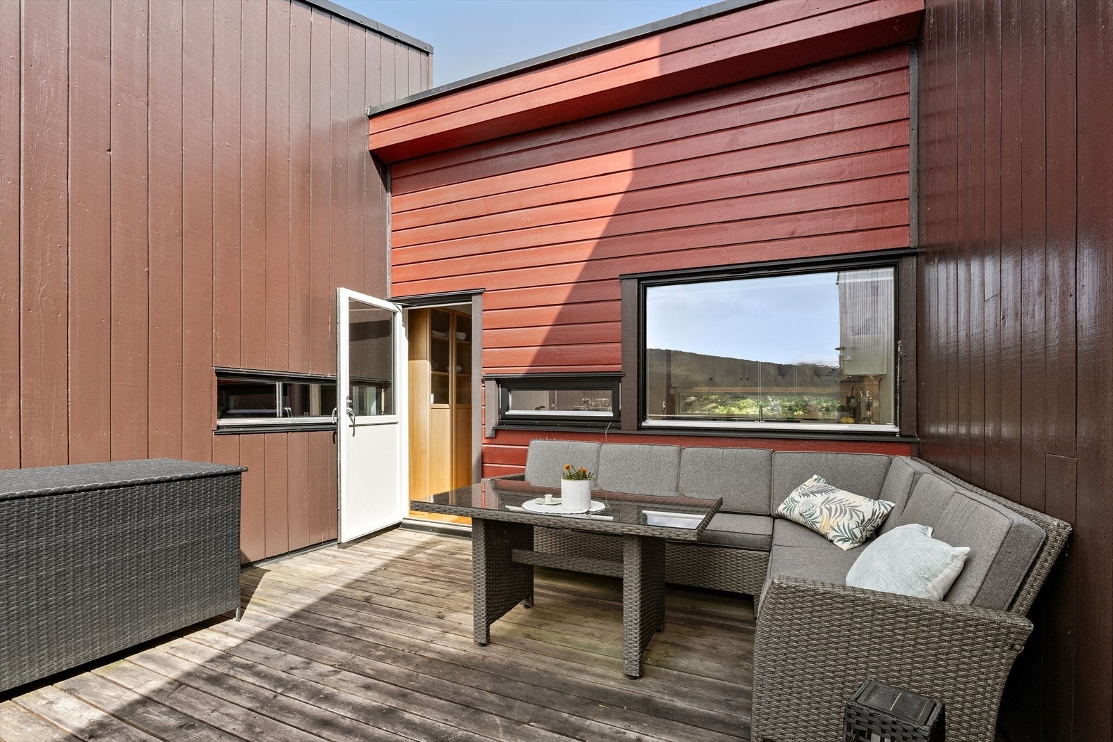 Den sørvendte verandaen ved kjøkkenet er skjermet for innsyn Galleribilde