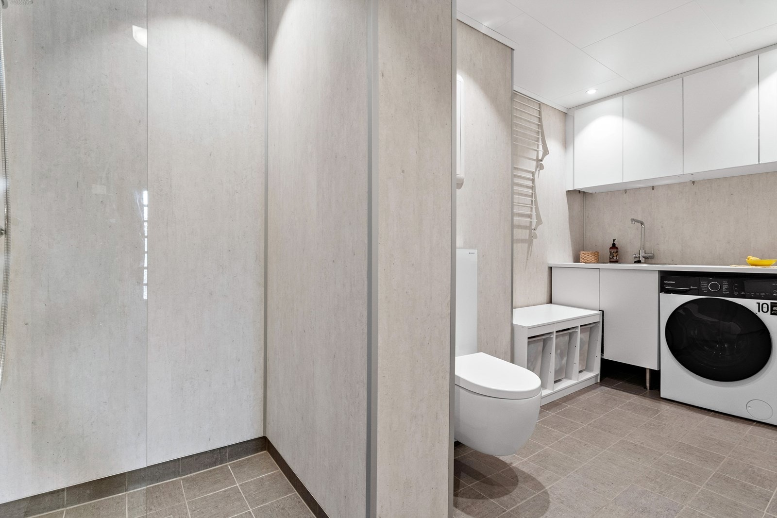 Bad/vaskerom var nytt i 2024 og er innredet med dusj, vegghengt toalett, innredning med vask og opplegg for vaskemaskin. Galleribilde