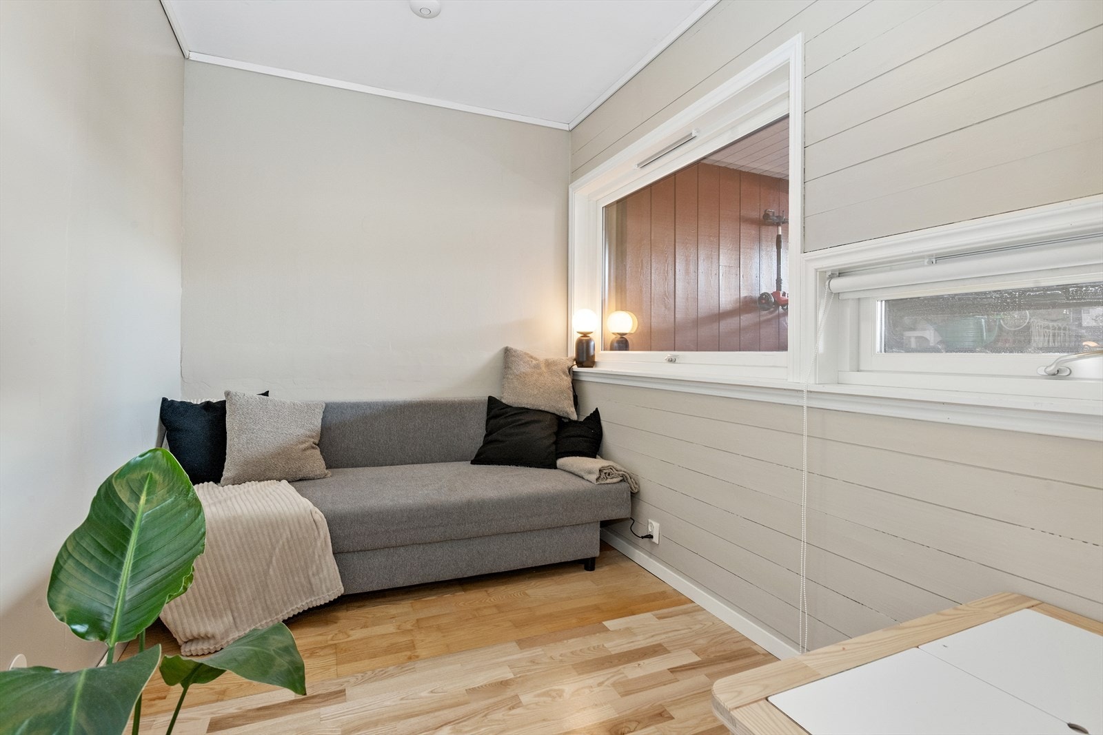 I underetasjen er dette rommet omgjort fra bod til oppholdsrom/soverom, men denne endringen er ikke byggesøkt. Galleribilde