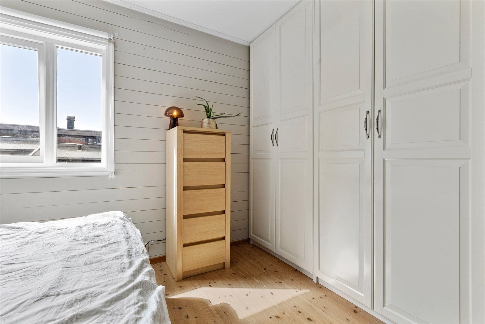 Soverom 1 har godt med garderobeskap Galleribilde