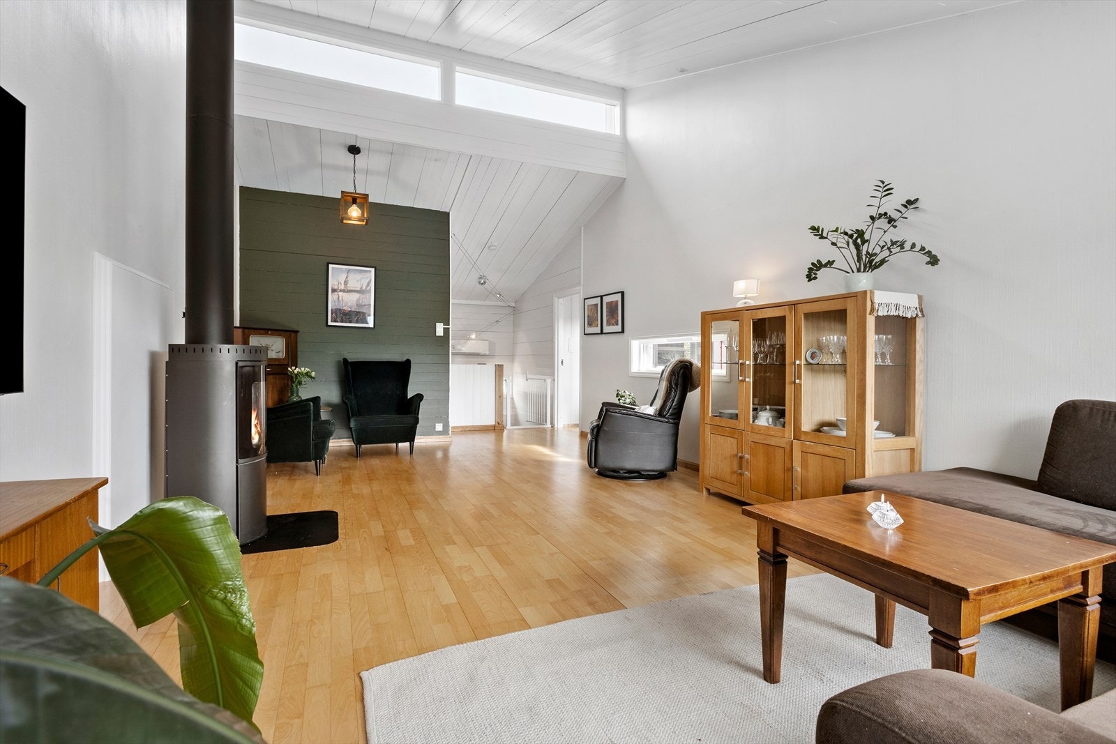 Takvinduene gir fint lys i stuen Galleribilde