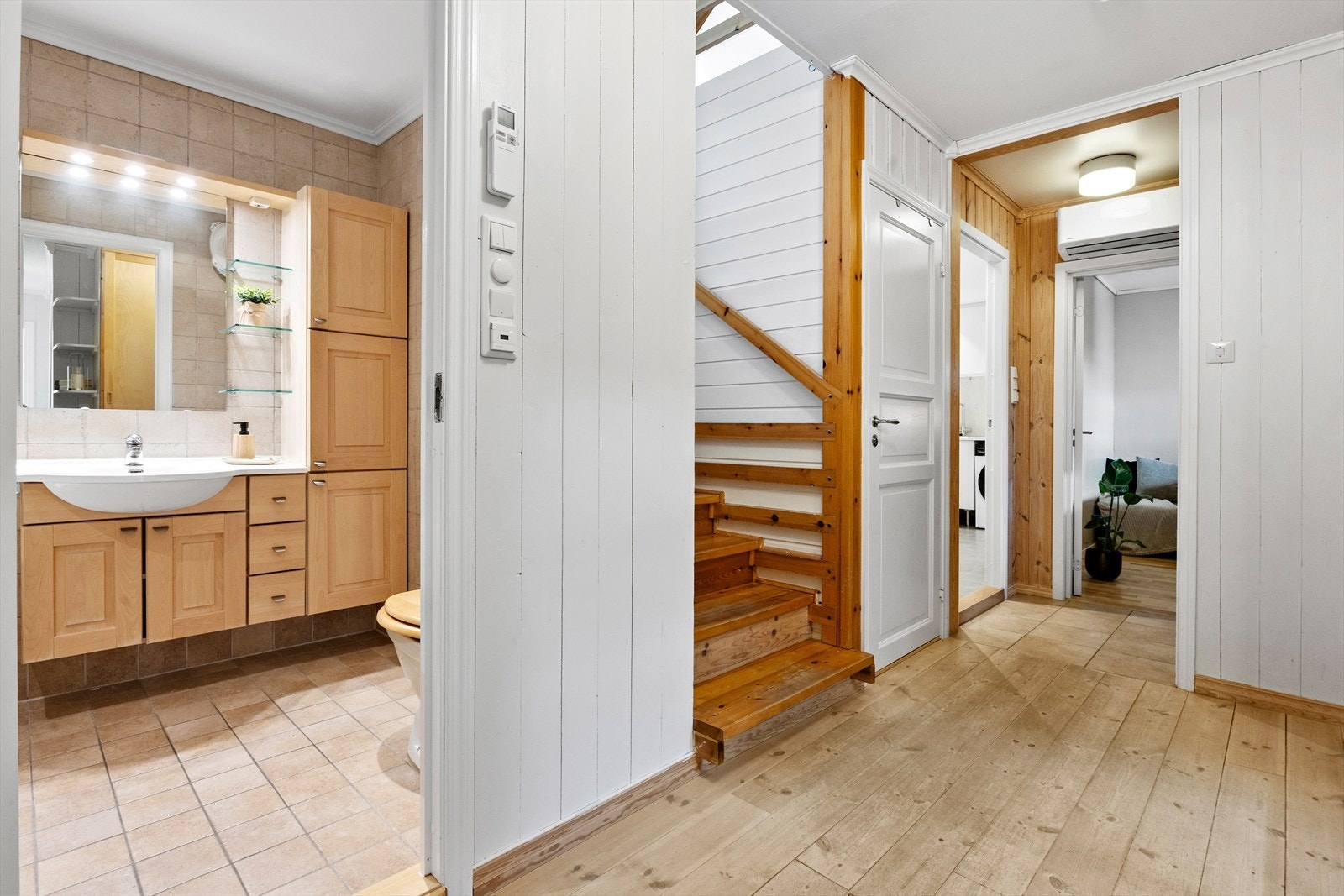 Underetasjen består av entre, gang, bad, bad/vaskerom, kott og 3 soverom hvorav 1 ikke er byggesøkt. Galleribilde