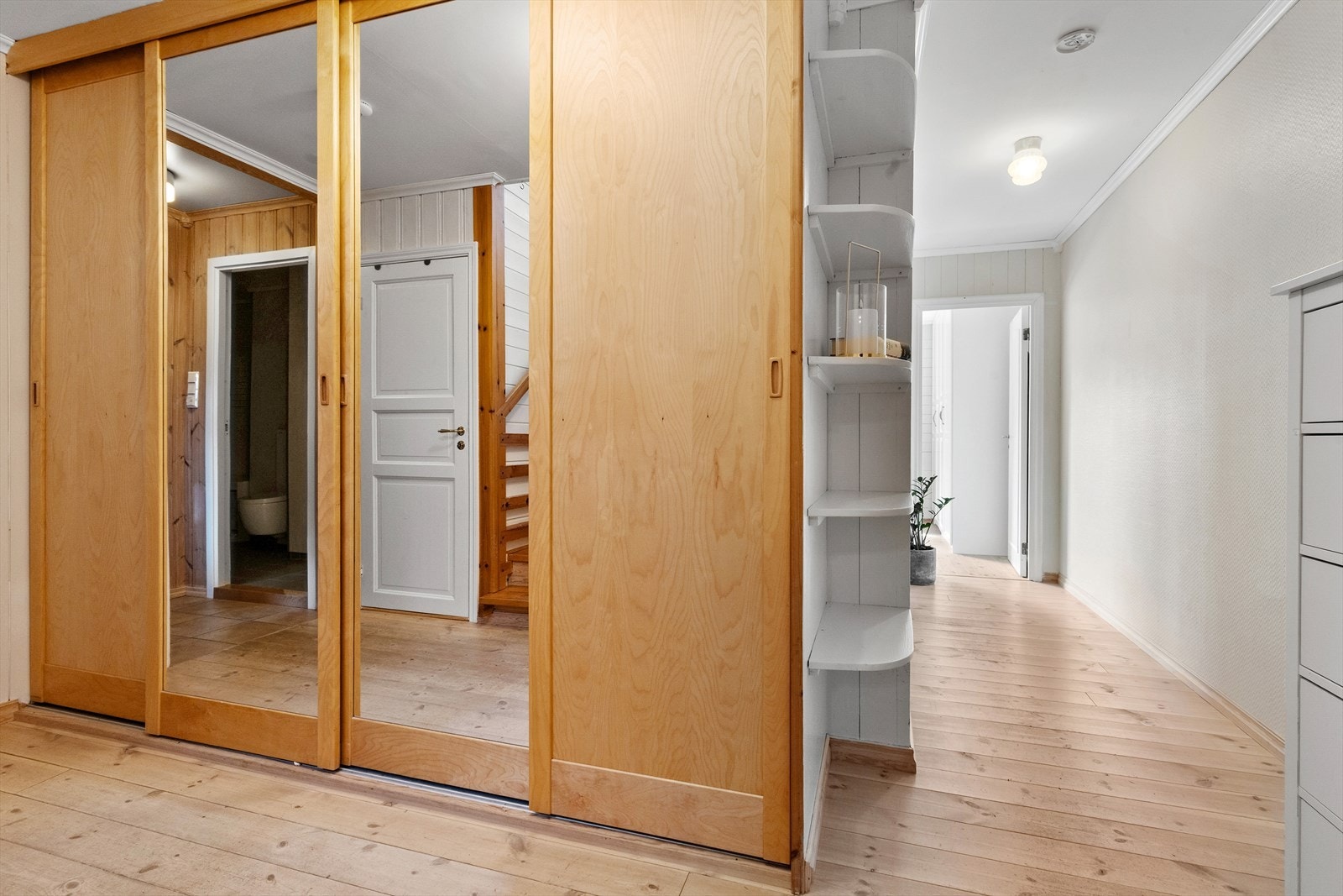 I gangen i underetasjen er det montert skydeørsgarderobe. Galleribilde