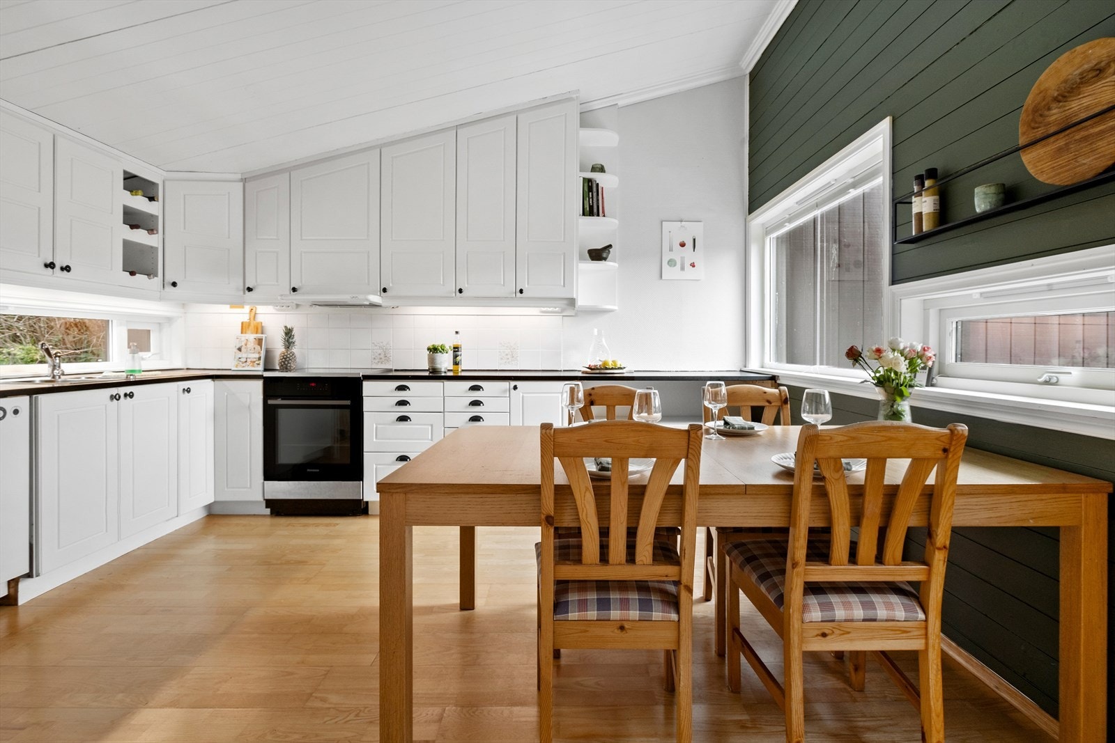 Kjøkkenet har godt med skap og benkeplass. Galleribilde