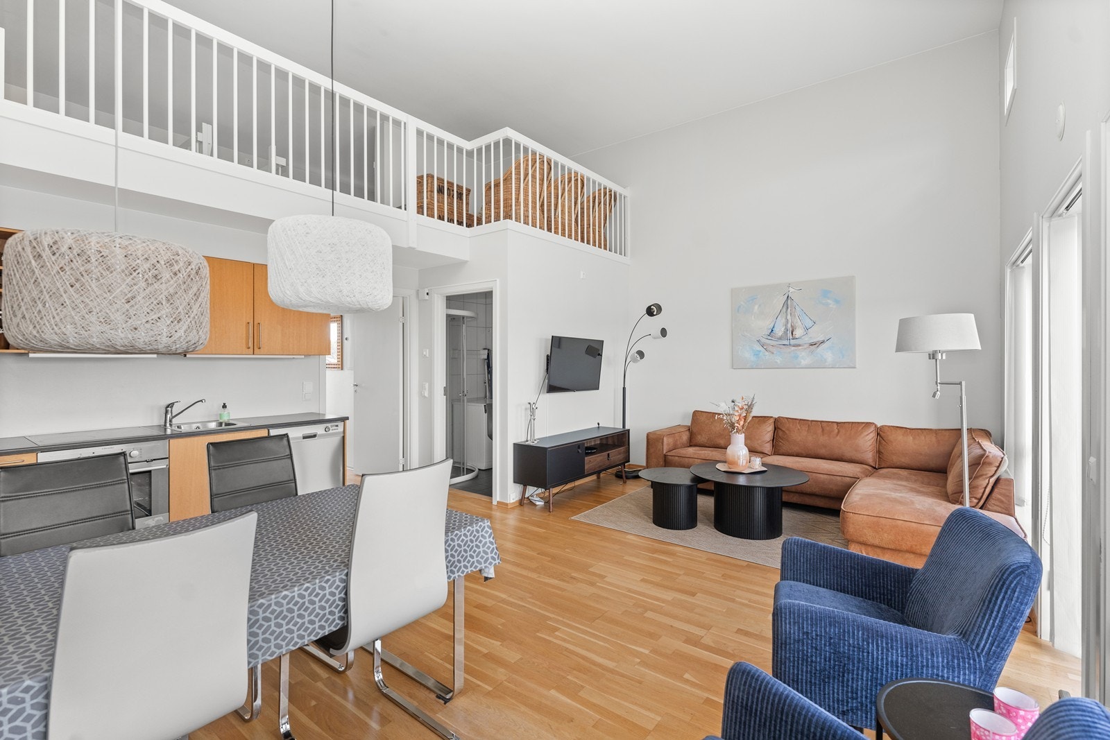 Velkommen til en virkelig flott beliggende og innholdsrik leilighet på havhotellet! Galleribilde