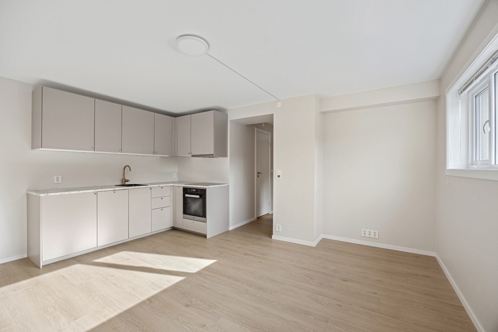 VELKOMMEN PÅ VISNING TIL DYREFARET 15 A! Det er integrerte hvitevarer på kjøkkenet. Galleribilde