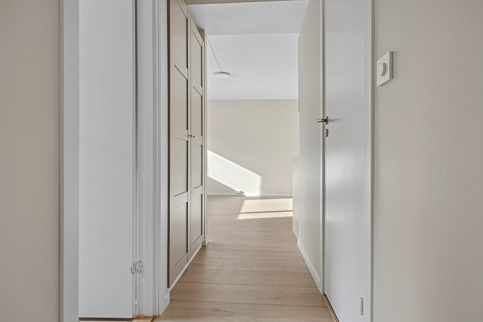 Entre med stor garderobeløsning. Galleribilde