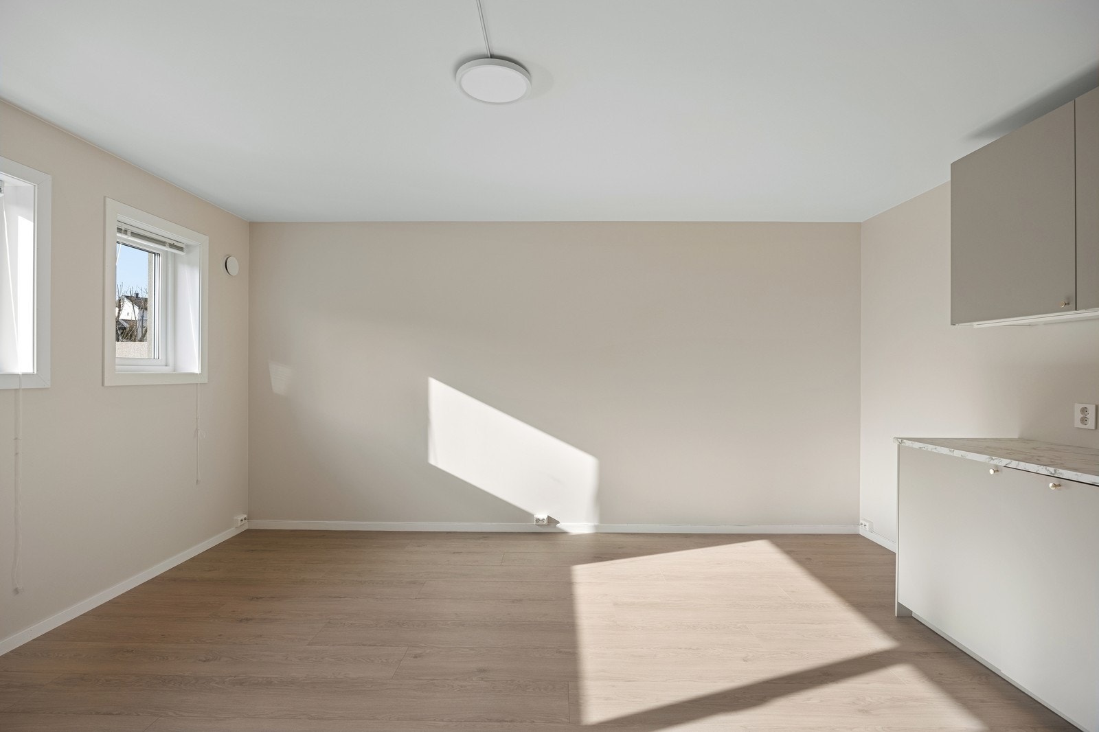 Alle vegger malt i fargen kokos , fra Jotun. Her er det plass til spisestue. Galleribilde