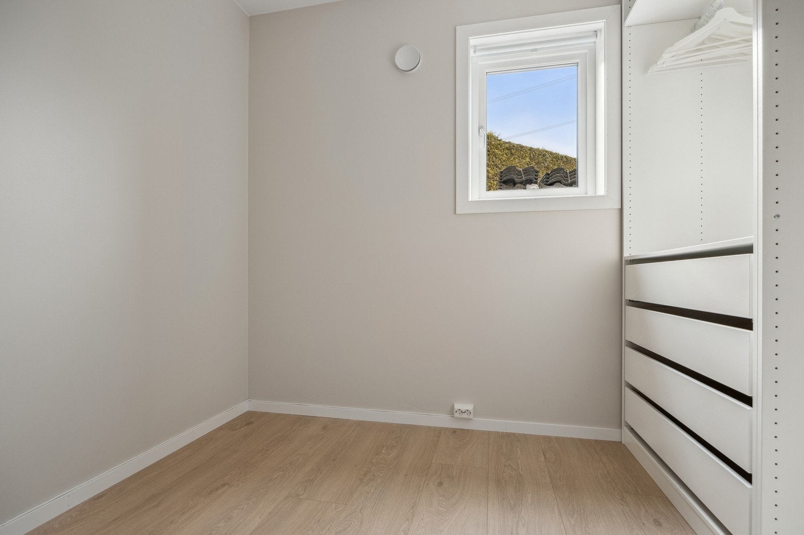 Soverom med stor garderobe. Galleribilde