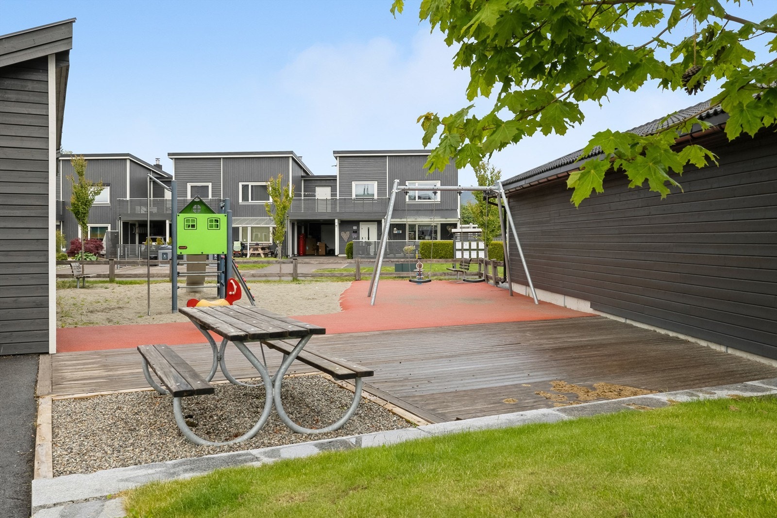 Sameiets fellesarealer er pent opparbeidet med lekeplasser, sittebenker og grøntarealer Galleribilde