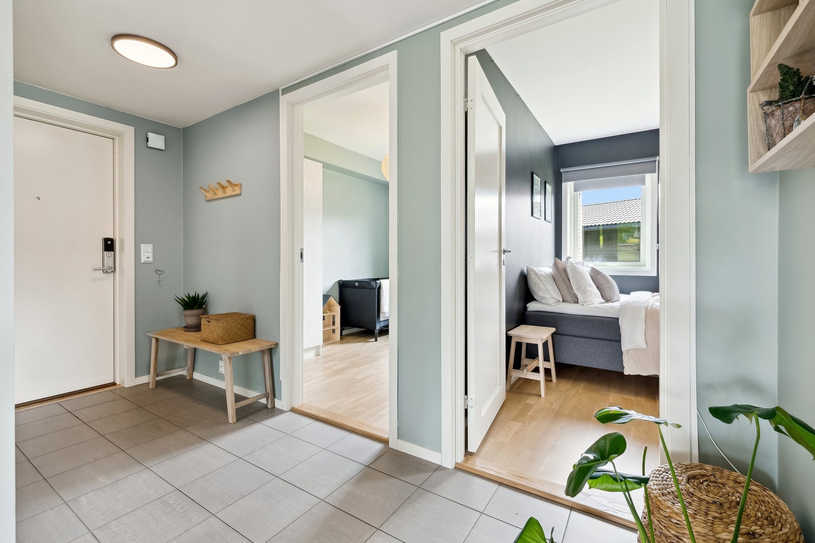 Velkommen inn i lys entré med flislagte gulv med gulvvarme og lysemalte vegger Galleribilde