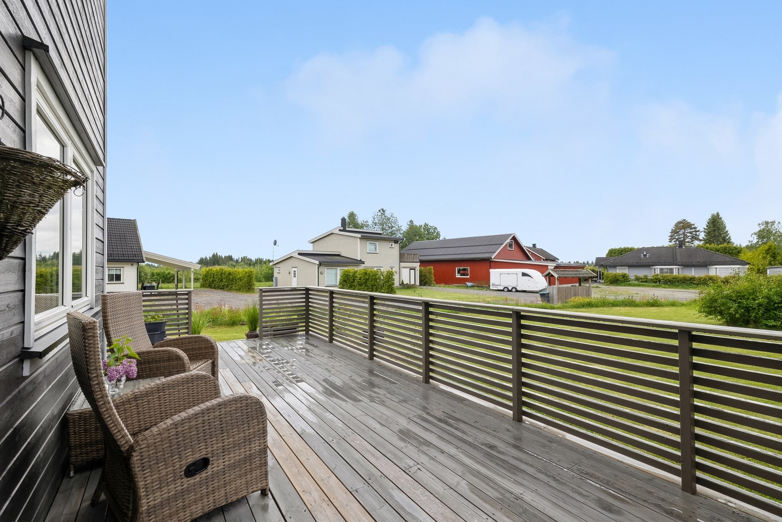 Flott terrasse på ca. 33 kvm med god plass for sittegrupper og hyggelige sammenkomster Galleribilde