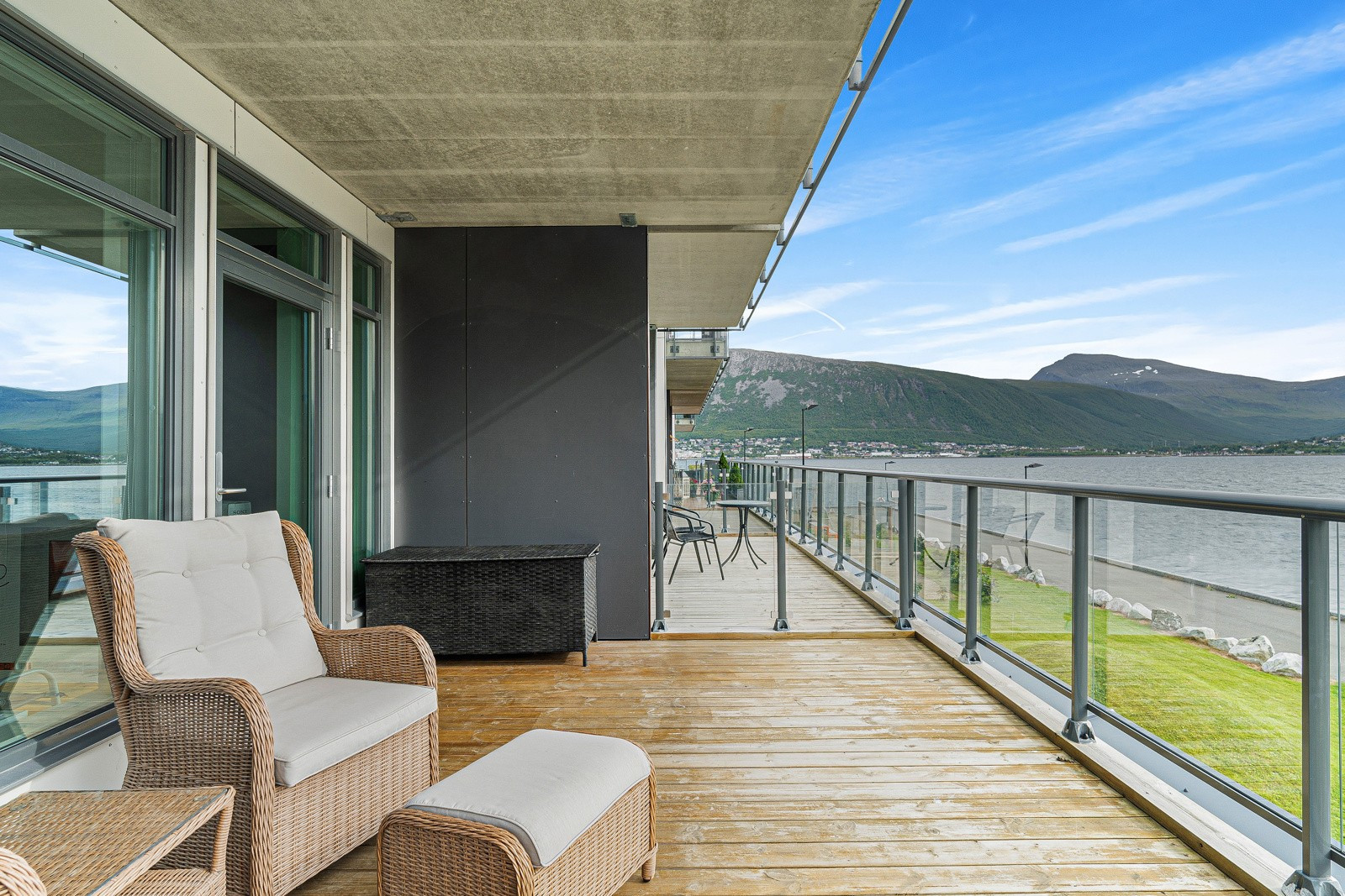 Fra stuen er det utgang til sørvendt og overbygd veranda med utsikt over badestranda, sjø og Tromsdalstinden!