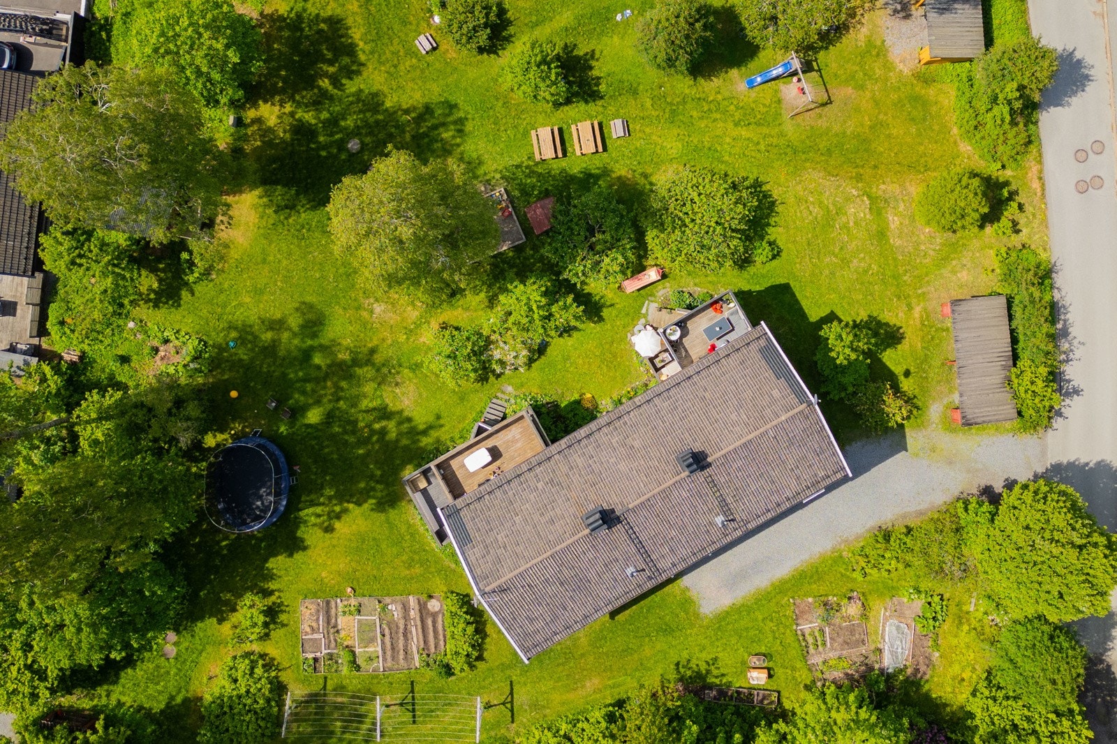 Området rundt Skogveien 19 er velstelt og pent - det gjør det ekstra hyggelig å bo her. Galleribilde