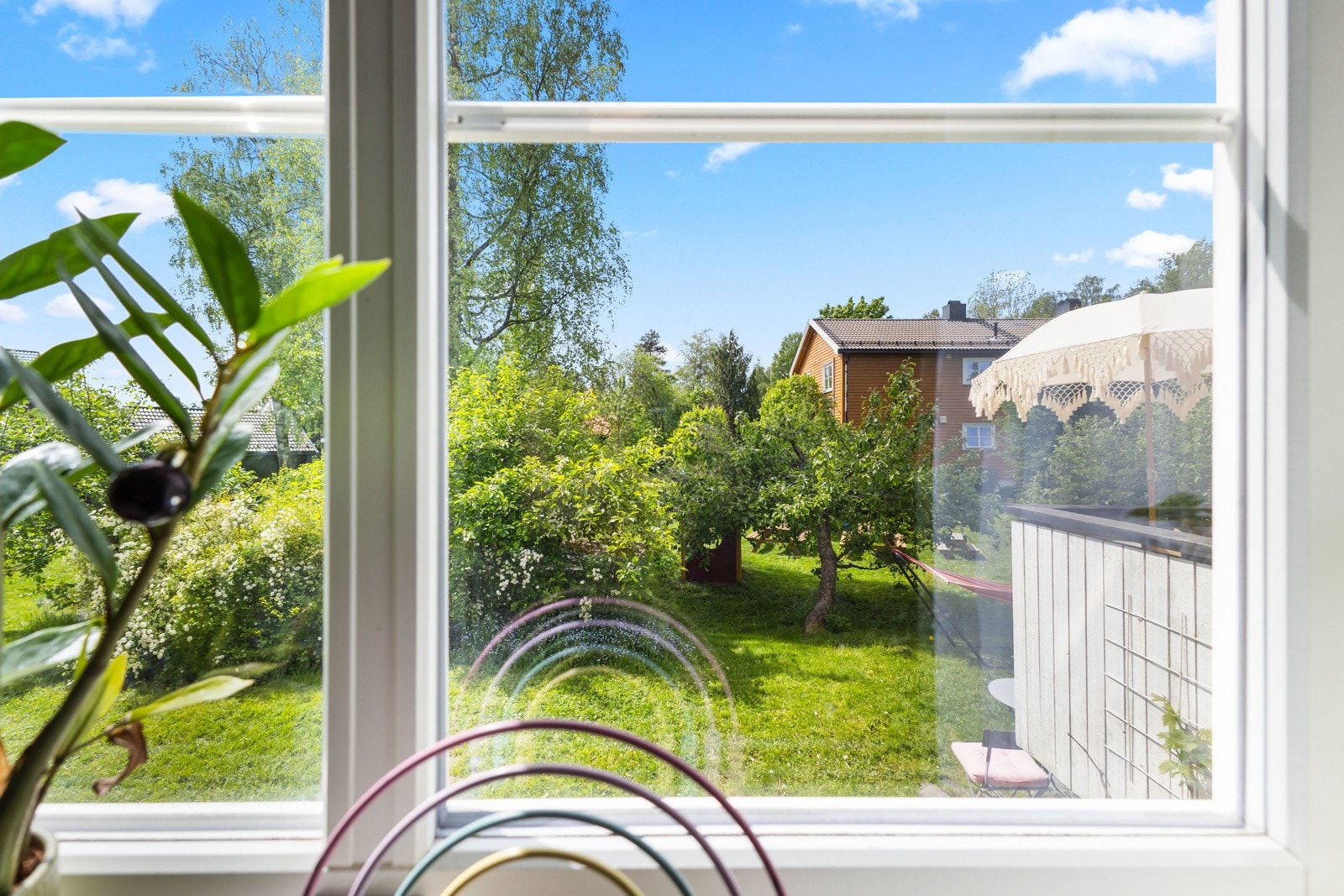 Fra soverommet er det utsyn mot felleshagen. Galleribilde