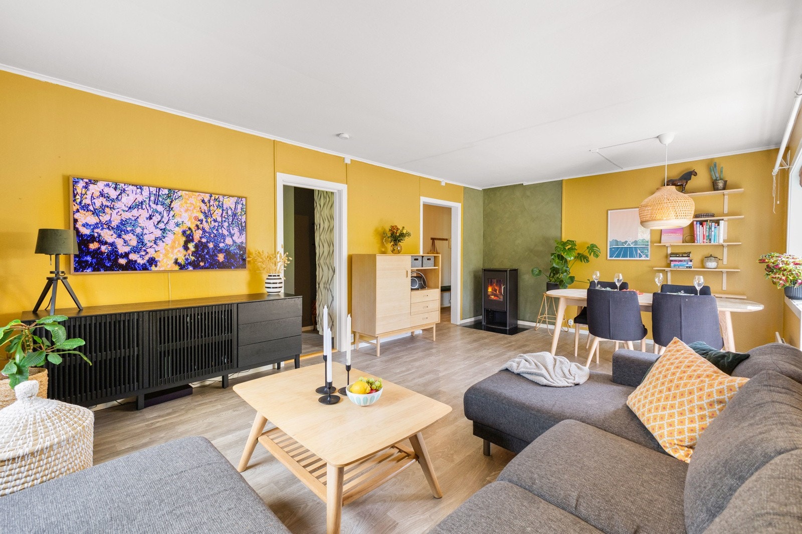 Leiligheten har en gjennomført stil med moderne fargevalg som tilfører det lille ekstra. Galleribilde
