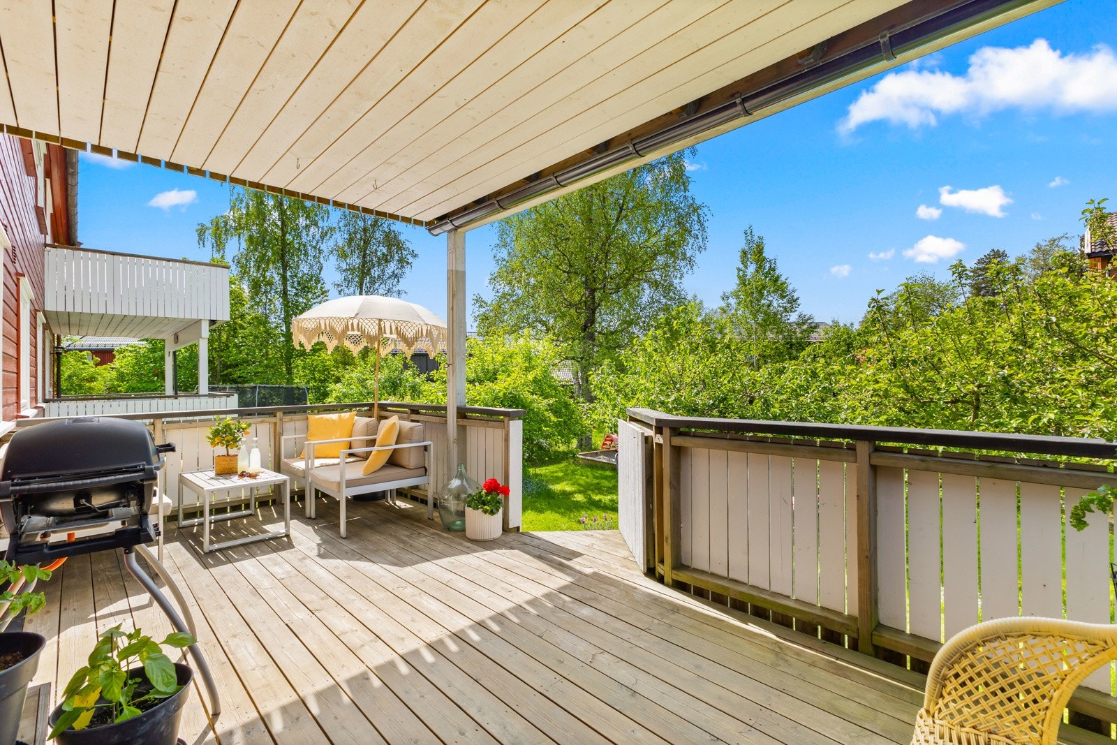 Via terrassedør fra stuen kommer du ut på en stor, vestvendt veranda på ca. 15 kvm. Her er det god plass til hagemøbler og flotte planter. Galleribilde