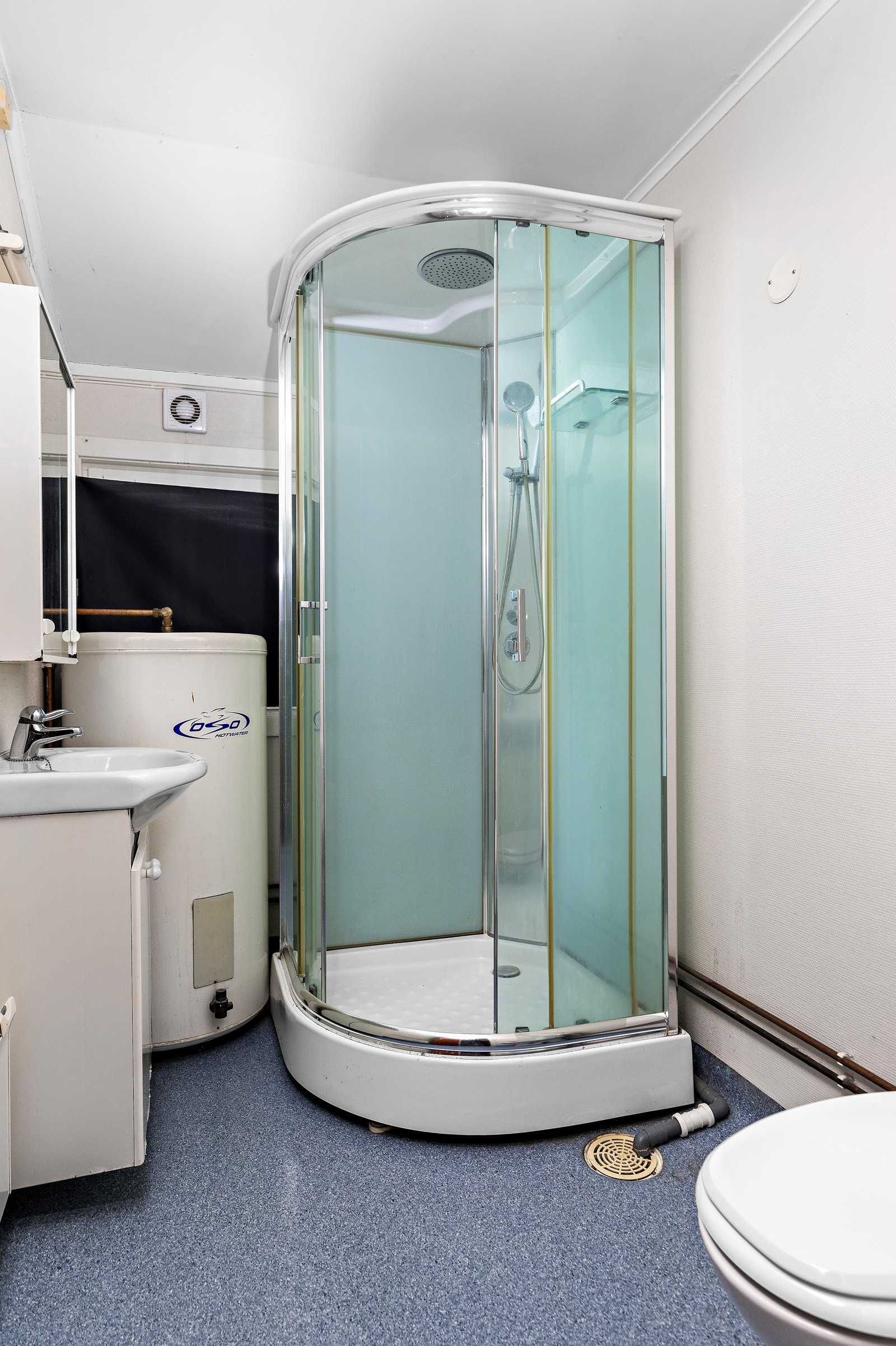 Bad med praktisk dusjkabinett. Galleribilde