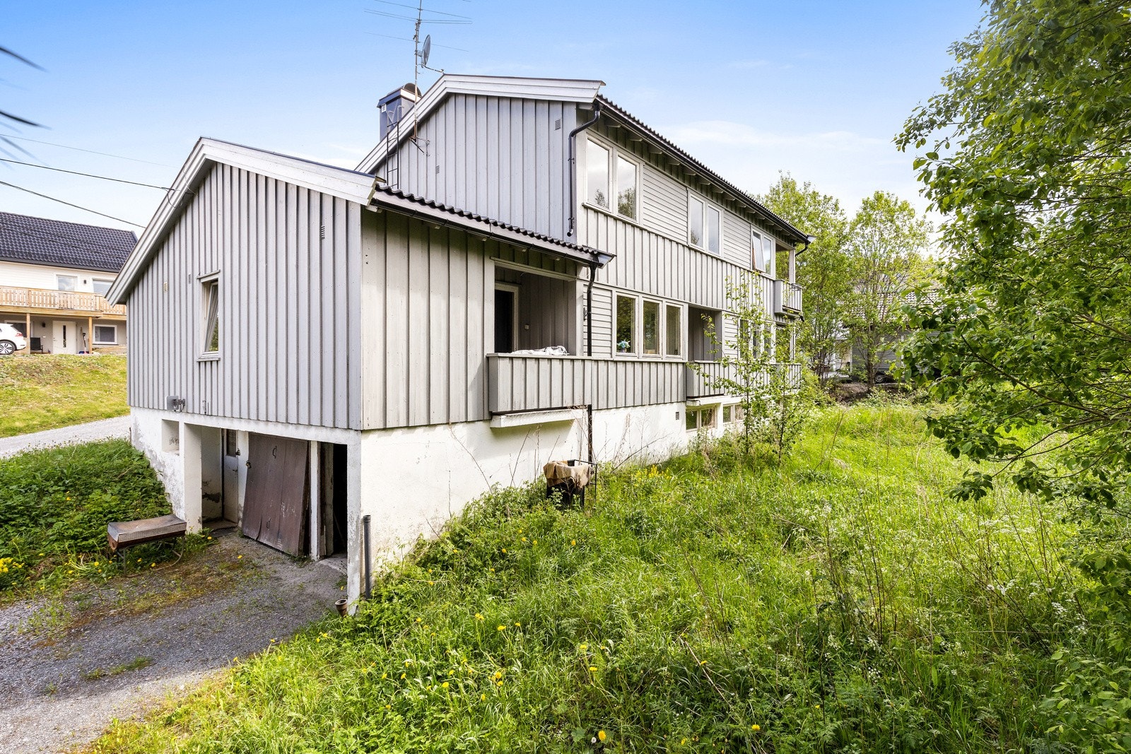 Garasje i underetasjen. Galleribilde