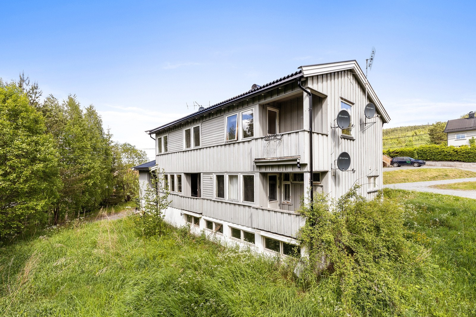 Fra eiendommen er det gangavstand til skoler, dagligvarebutikker mm. Galleribilde