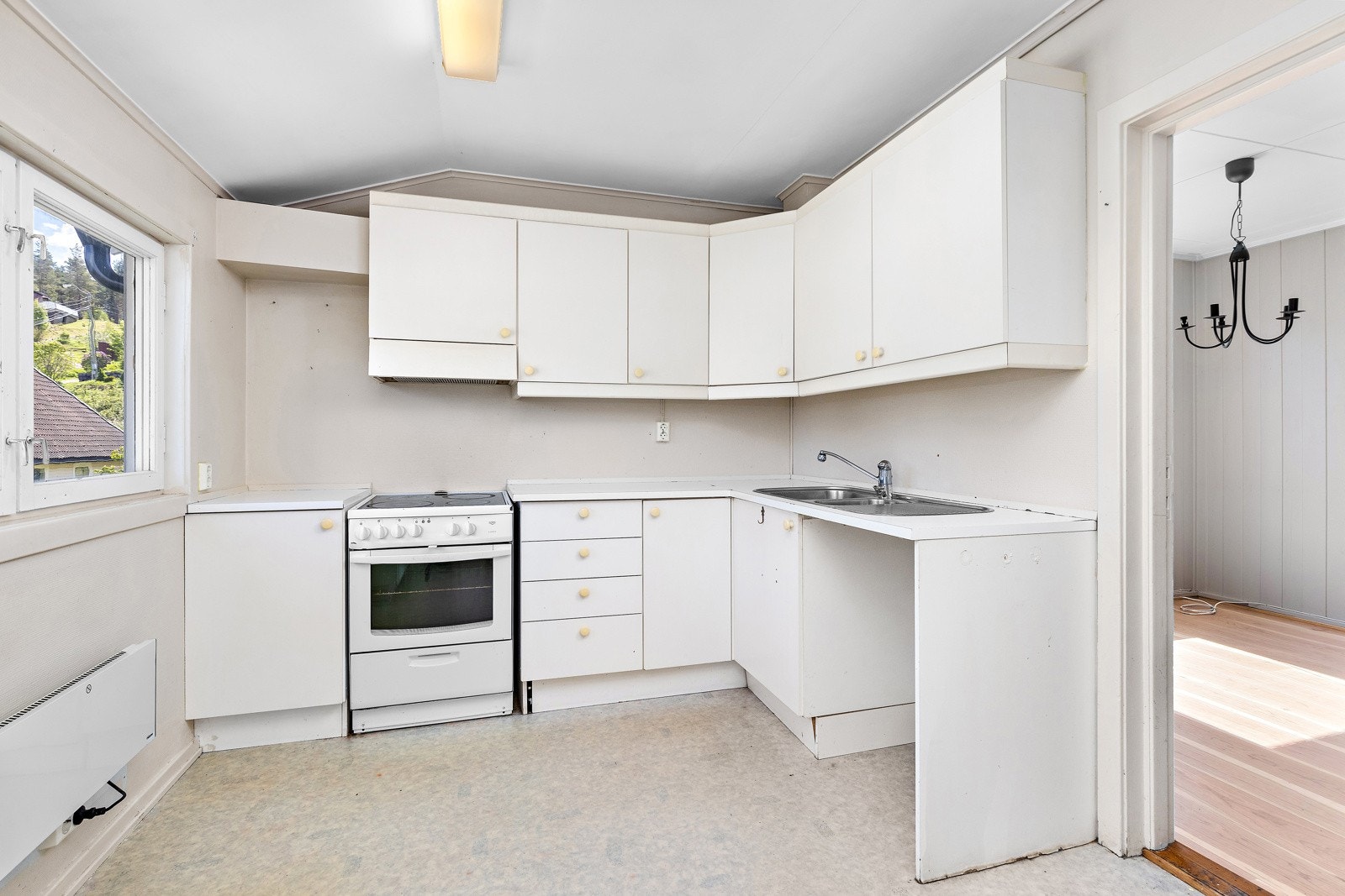 Stort kjøkken som har godt med lagring. Galleribilde