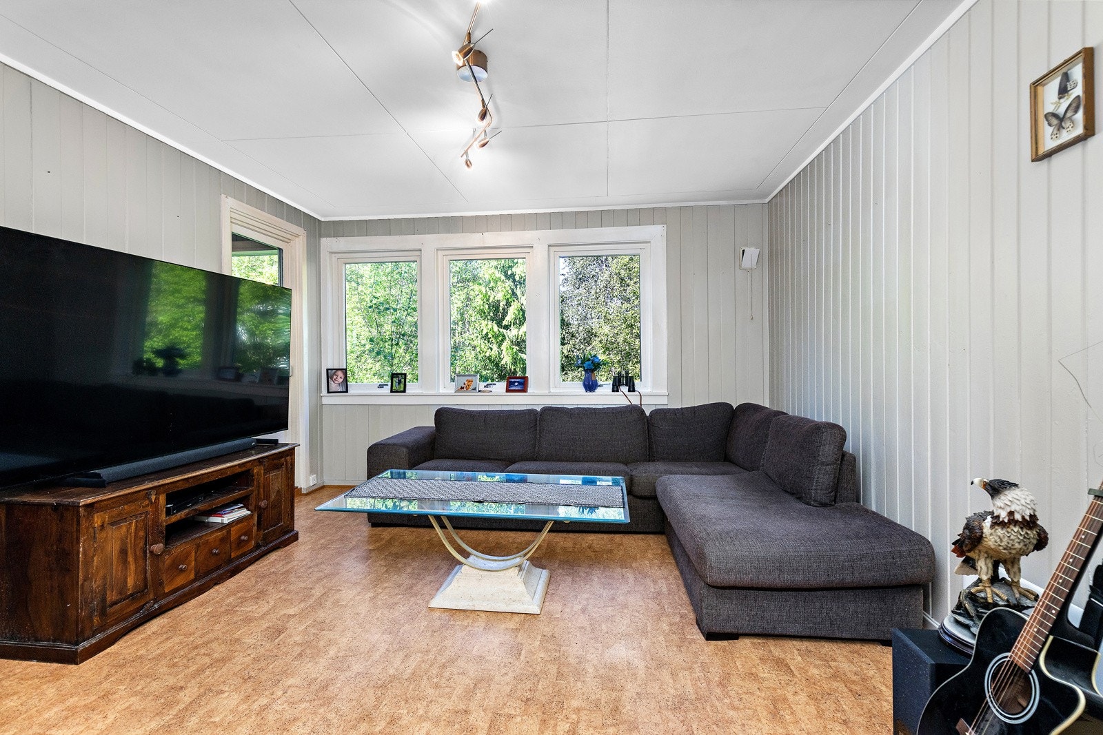 Stue med store vindusflater som gir godt med naturlig lys. (leilighet nr. 3) Galleribilde