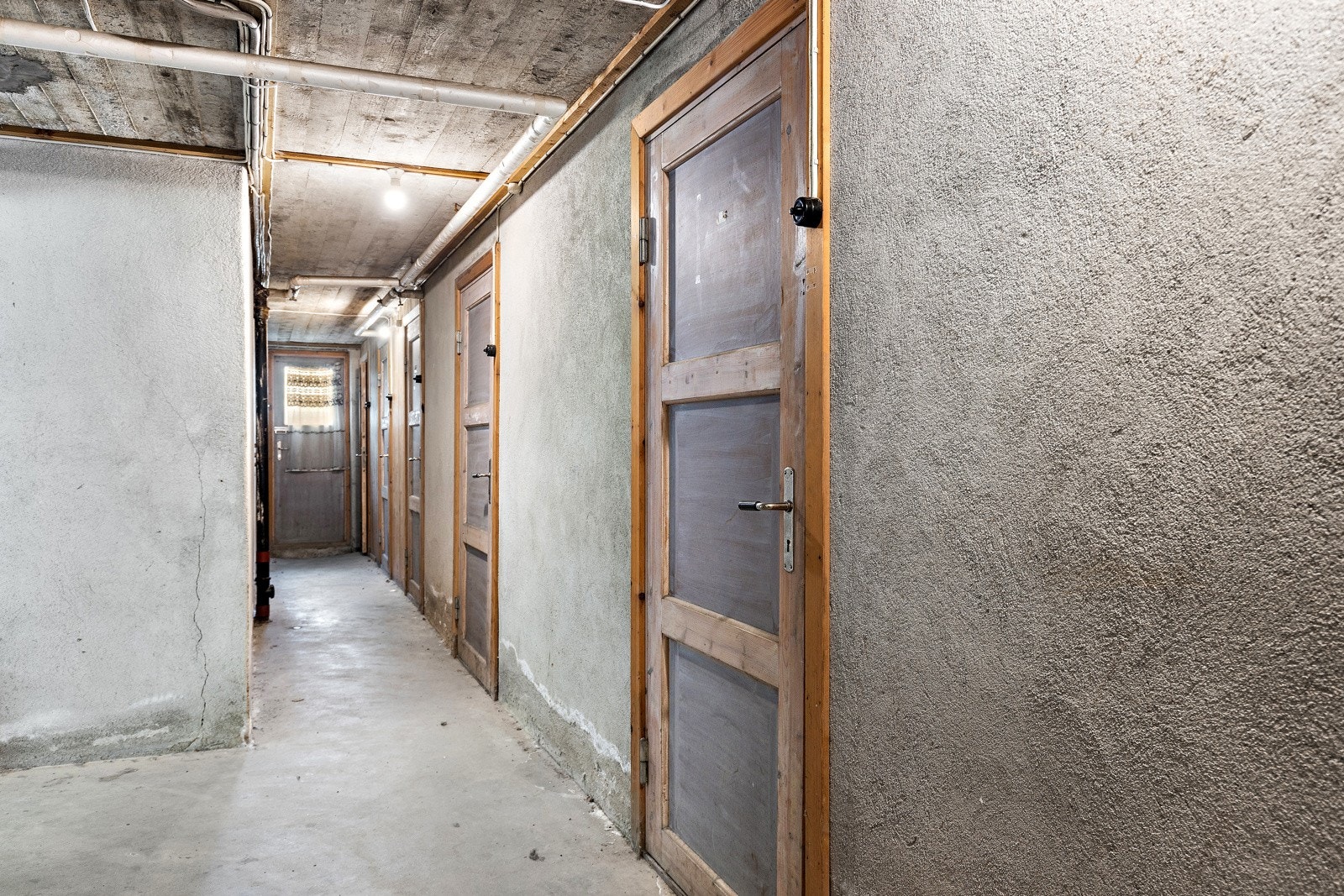 Kjeller med flere boder til lagring. Galleribilde