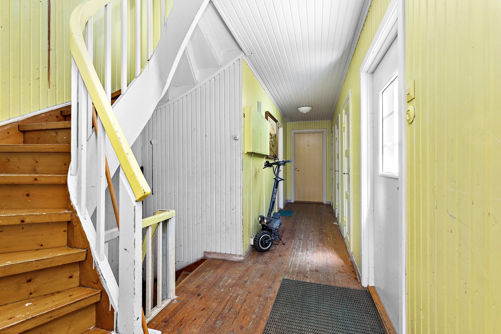 Velkommen inn! Fra gangen er det adkomst til alle enhetene. Galleribilde