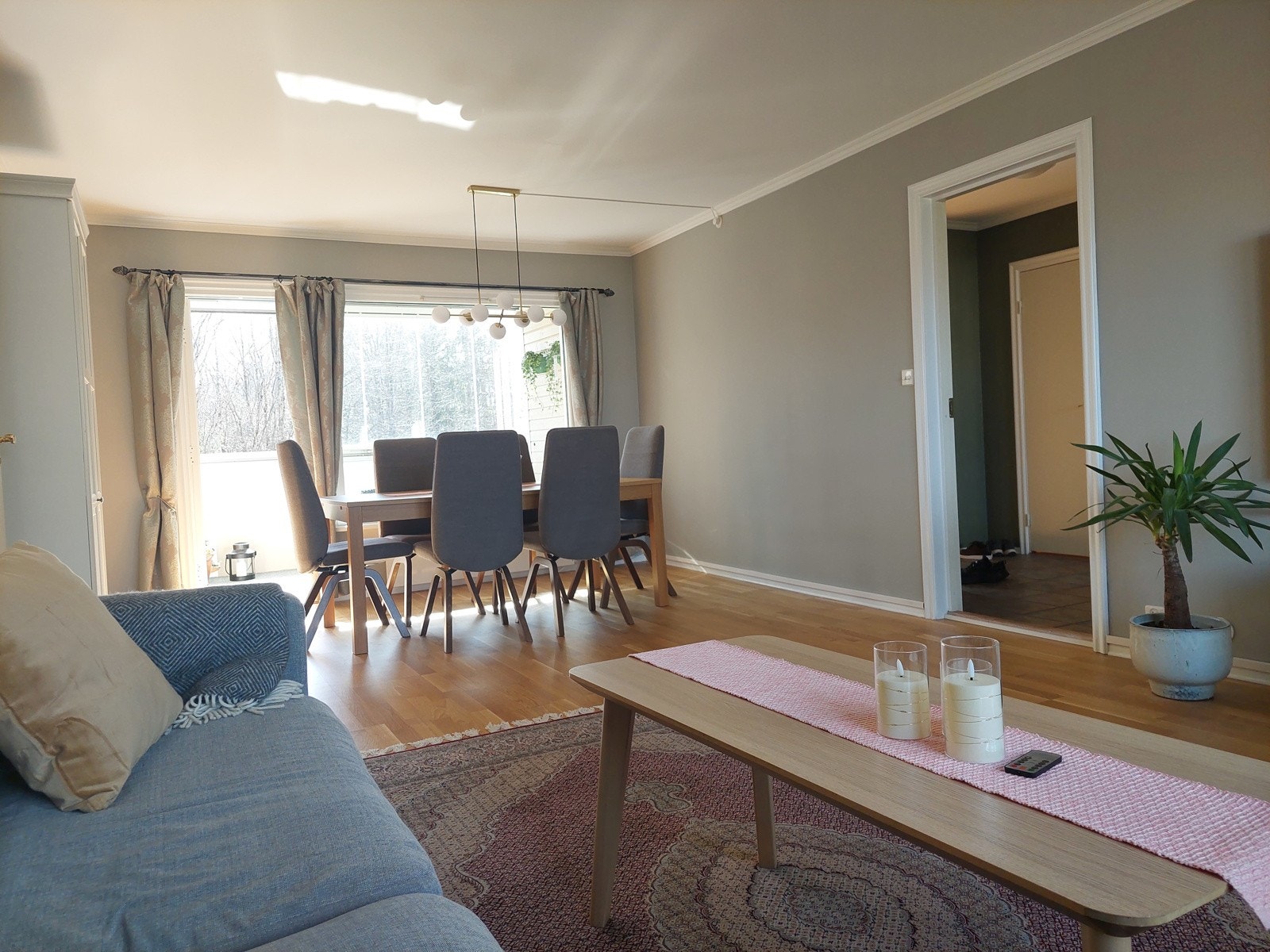 Gjennomgående stue med eikeparkett Galleribilde