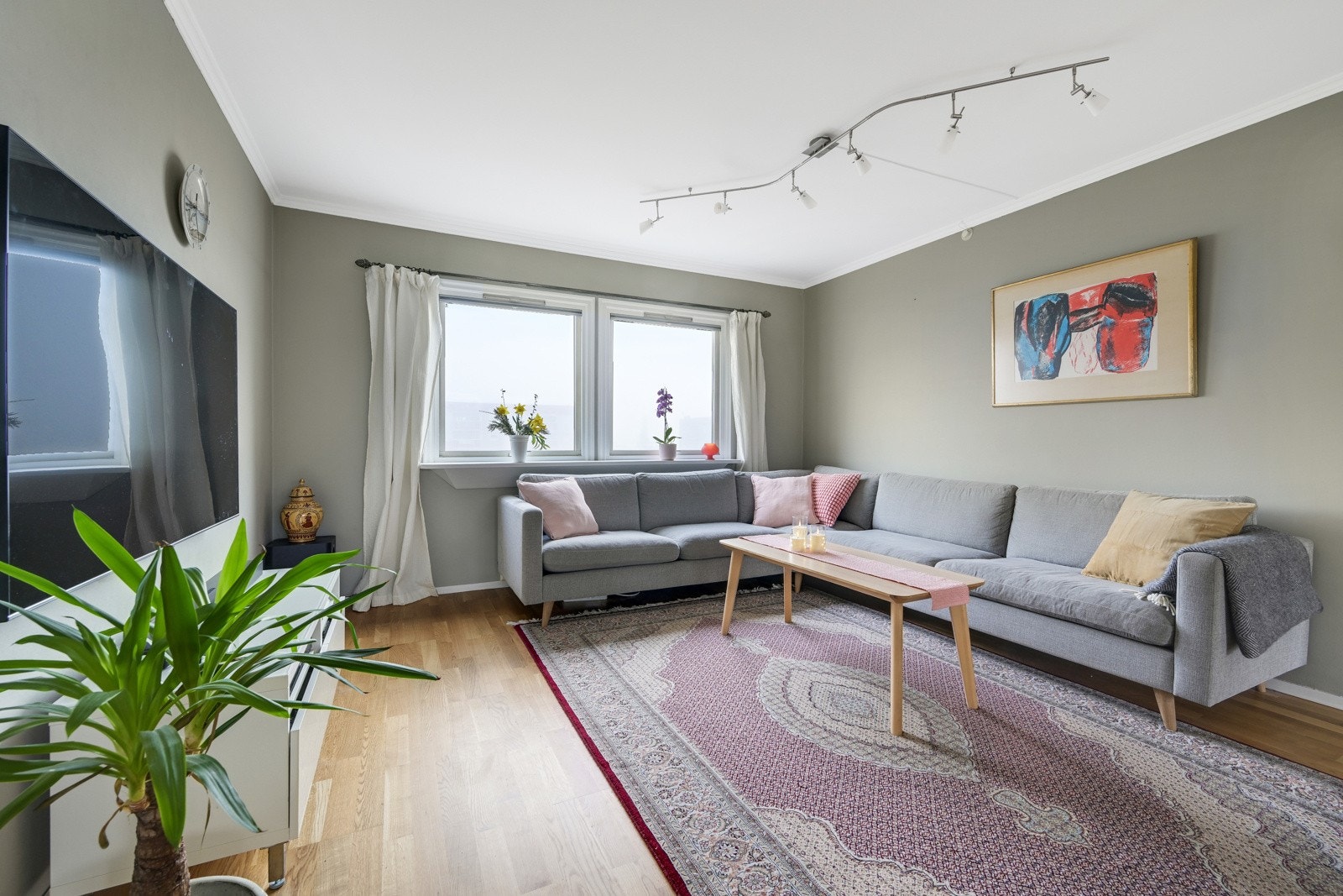 I den trivelige og nymalte stua er det god plass for både spisestue og sofagruppe Galleribilde