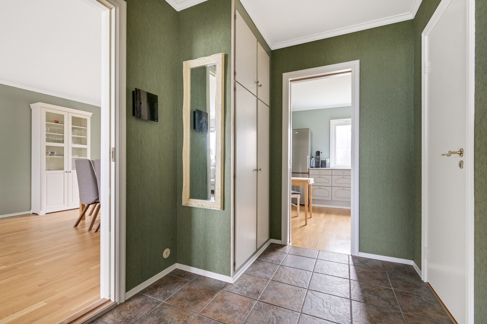 Vi tar trappen opp til 2. etasje - entre med flislagt gulv og garderobeskap Galleribilde