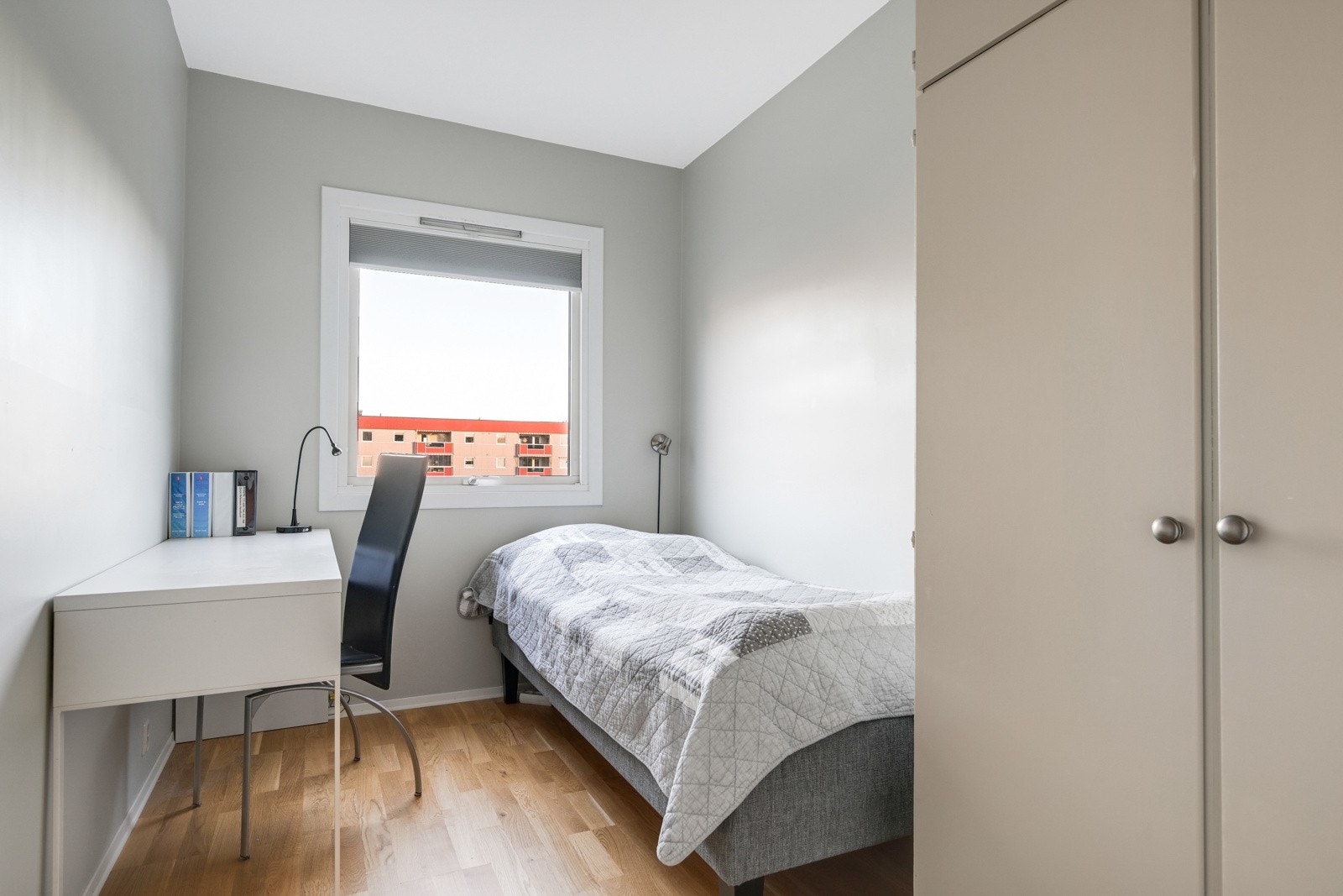 Leiligheten har tre soverom - dette er det minste soverommet som ligger rett på innsiden av inngangsdøren Galleribilde