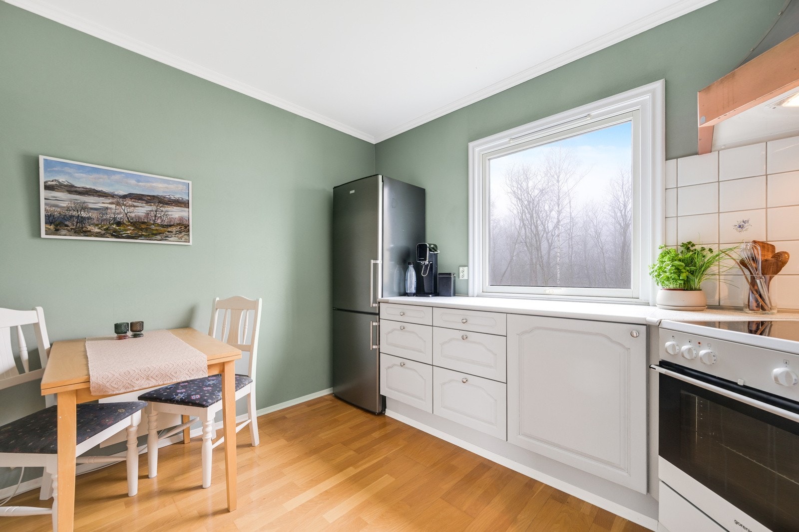 "Lukket" kjøkken med masse benkeplass Galleribilde