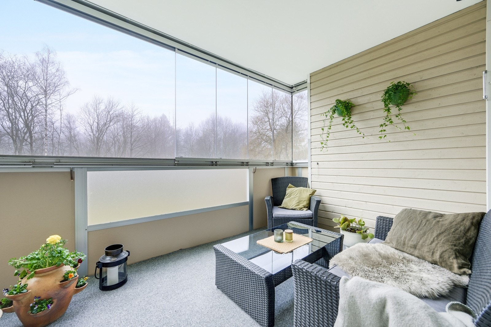 Leiligheten har en romslig og innglasset balkong med gode solforhold Galleribilde