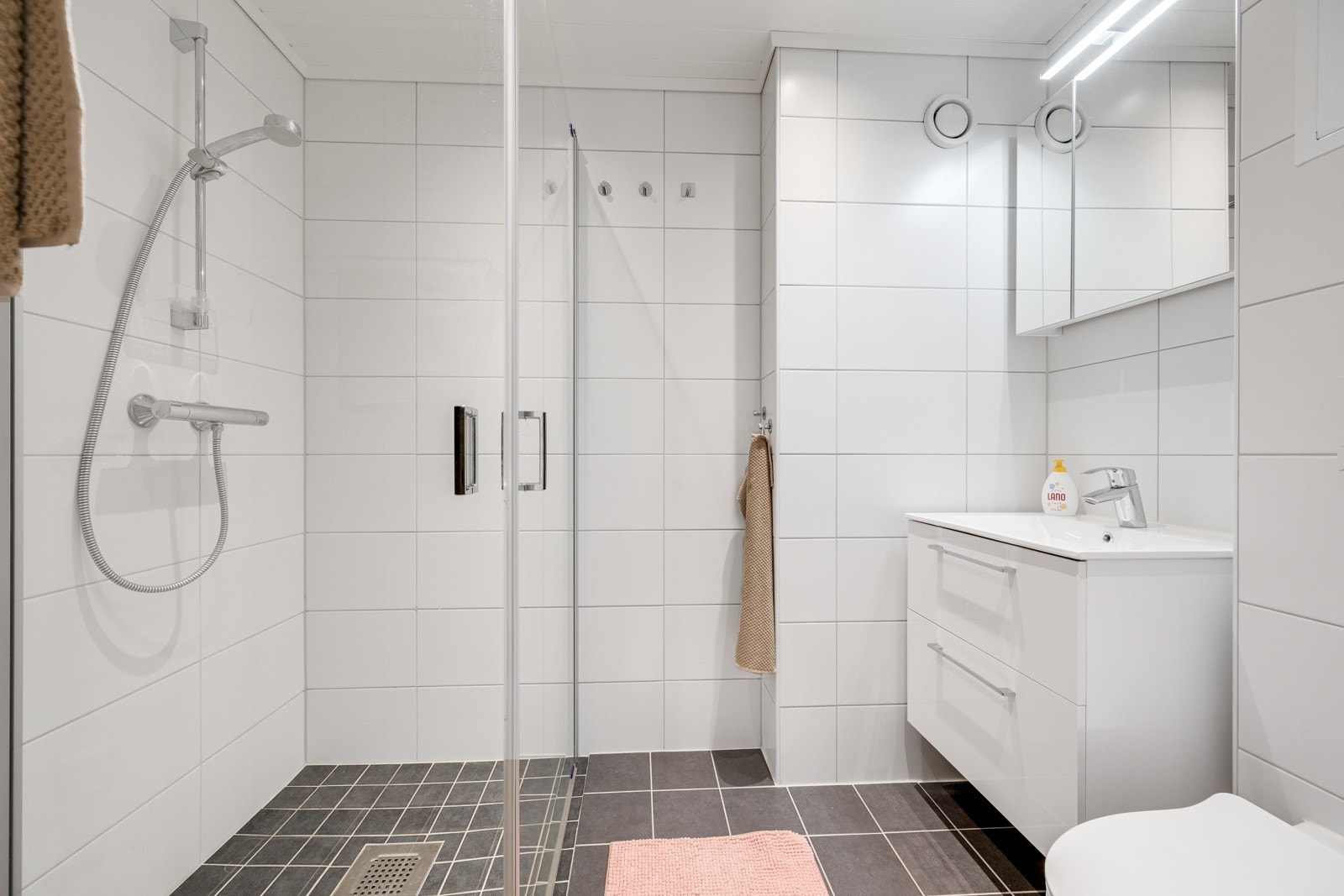 Pent og flislagt bad fra 2019 Galleribilde