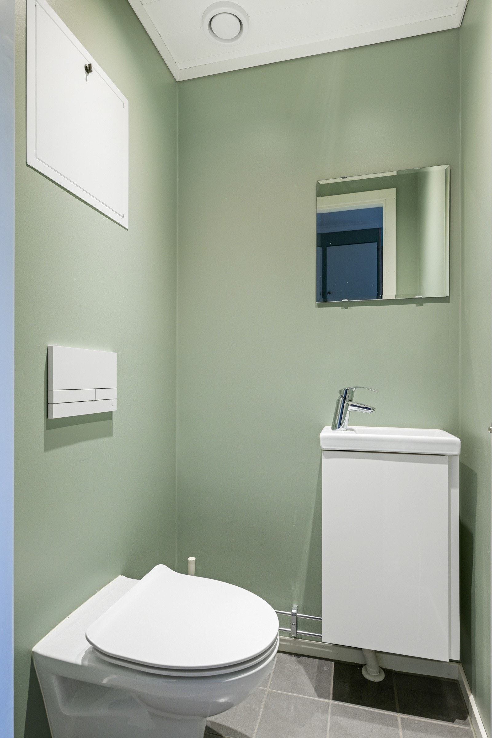 I tilknytning til entreen finner vi et renovert og separat wc-rom Galleribilde