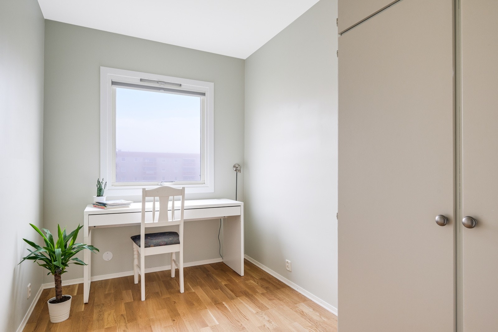 Her ser vi det samme soverommet i bruk som hjemmekontor Galleribilde