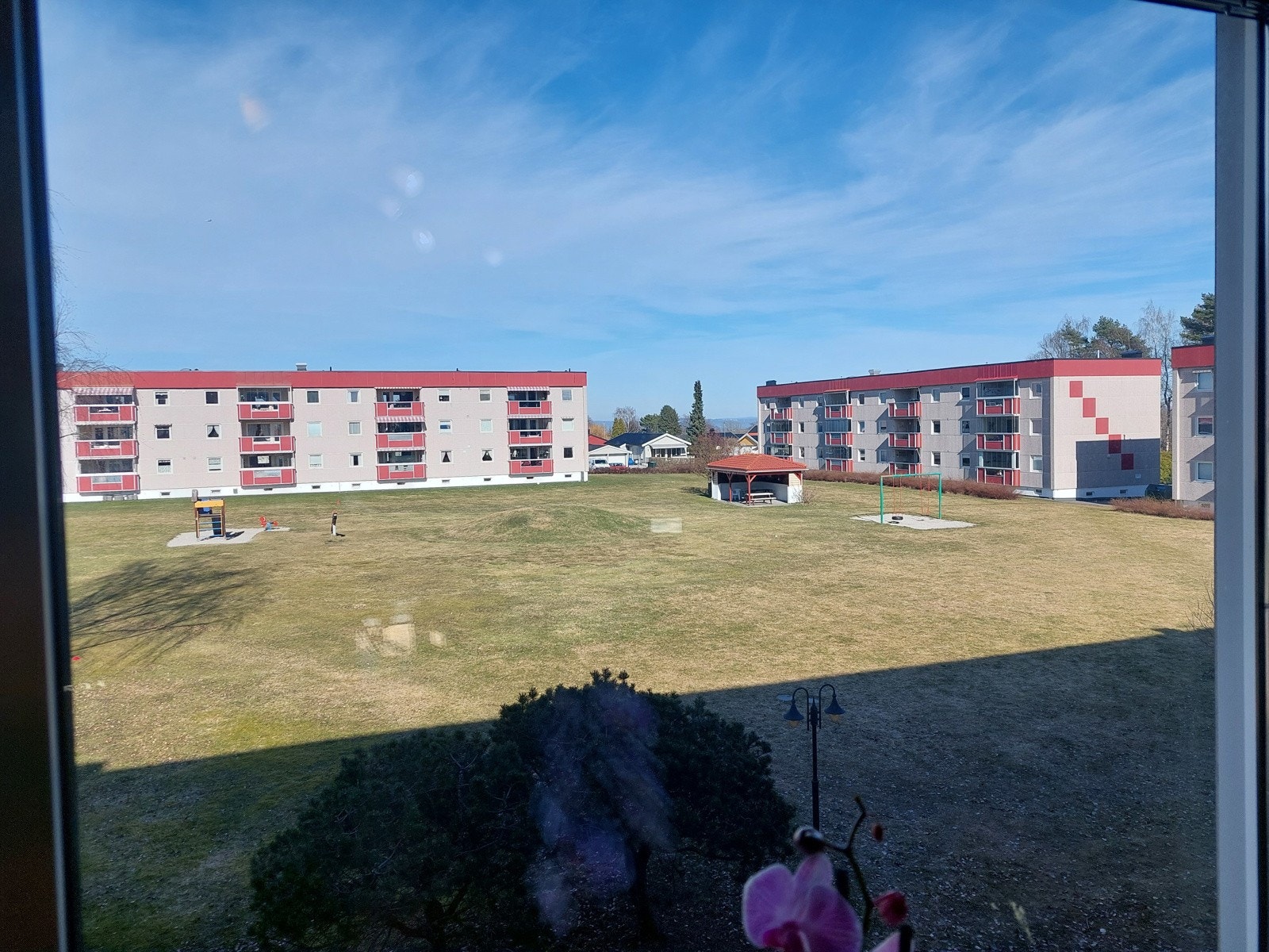 Fra stuevinduet ser vi mot borettslagets felles tomt Galleribilde