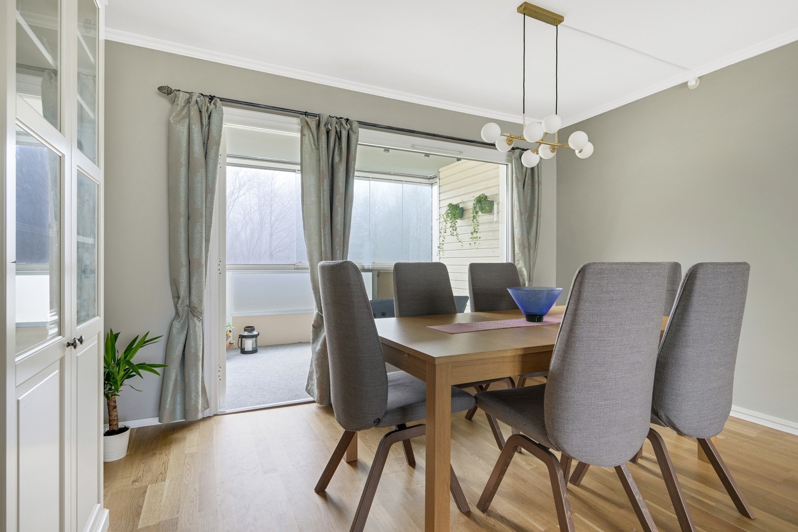 Spisestue med utgang til en fin og innglasset balkong Galleribilde