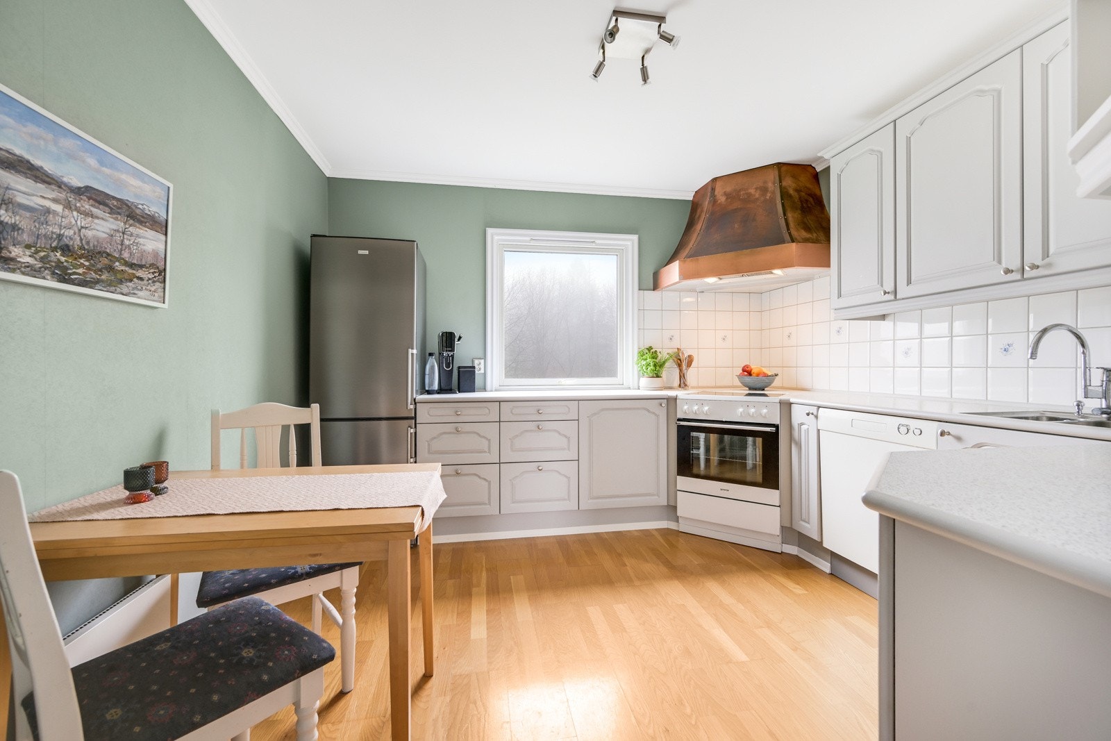 Det er i tillegg god plass for kjøkkenbord Galleribilde