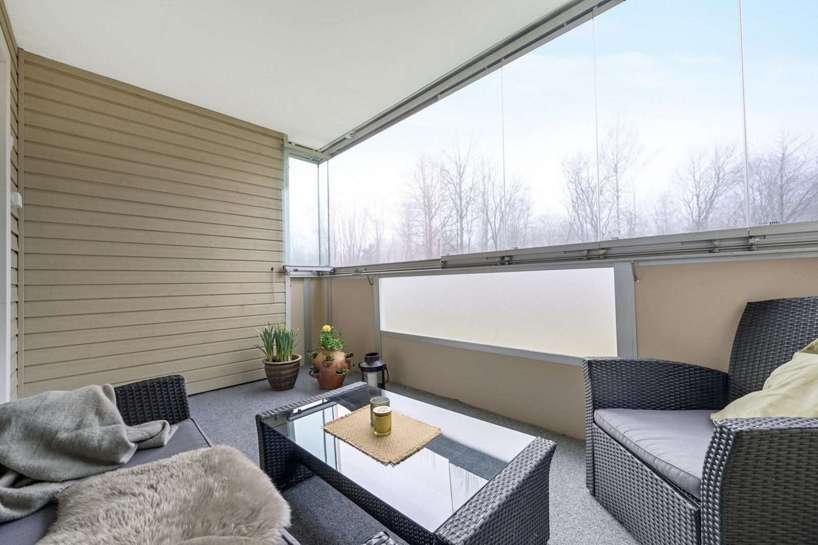 Skyvbare vinduer og dobbel stikkontakt på balkongen Galleribilde