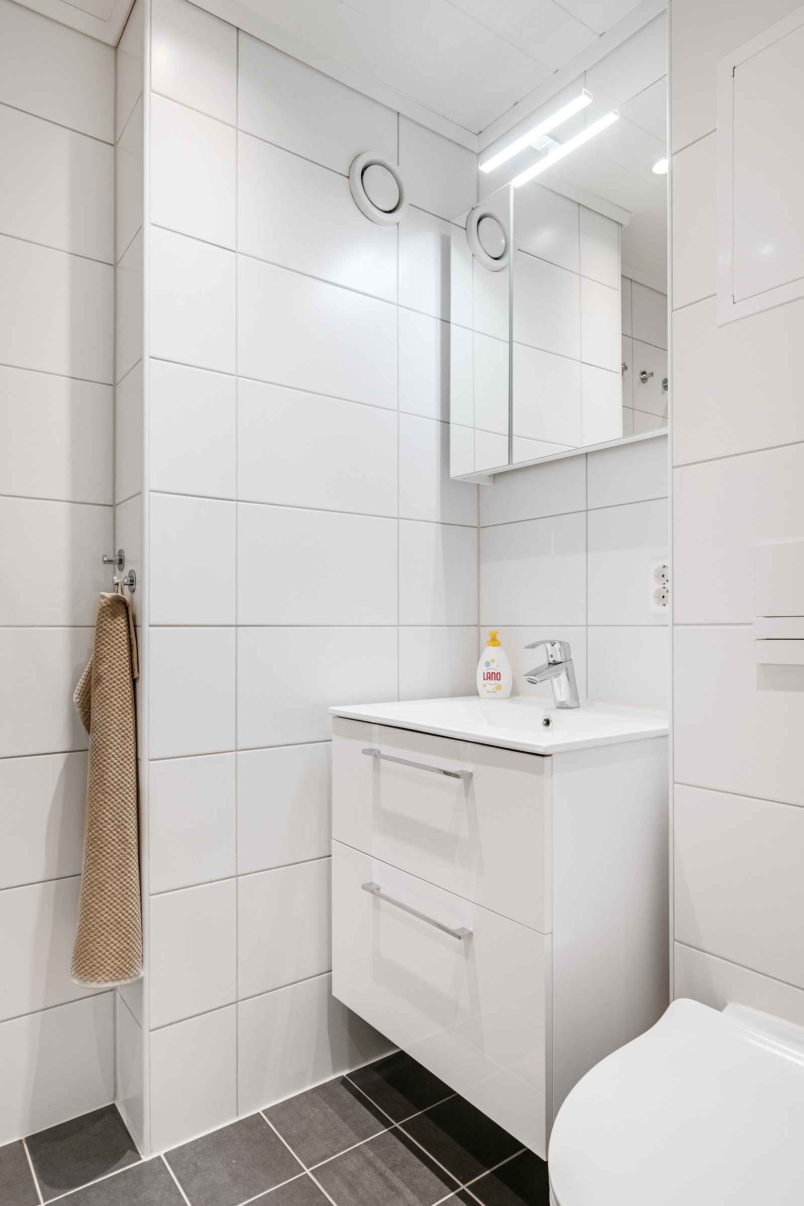 Nymalt hovesoverom med eikeparkett Galleribilde