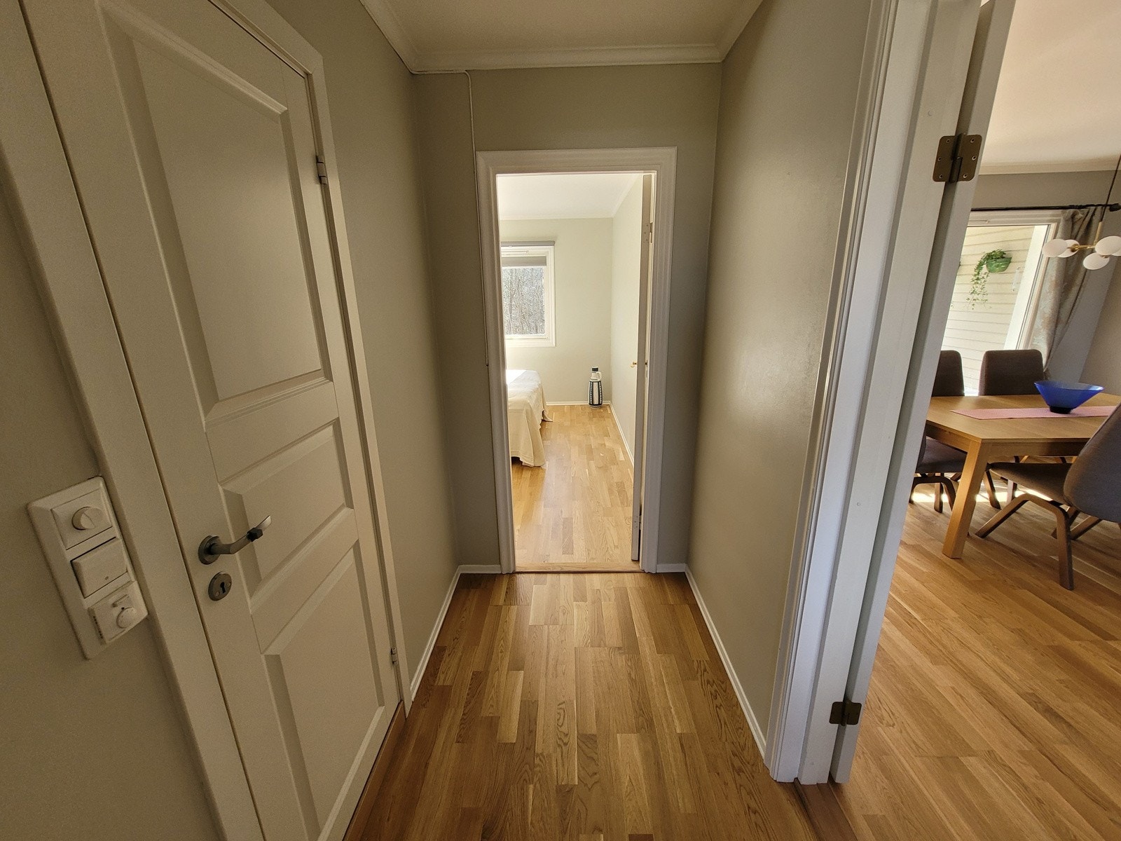 Her er vi i soveromsgangen med stua til høyre i bildet Galleribilde