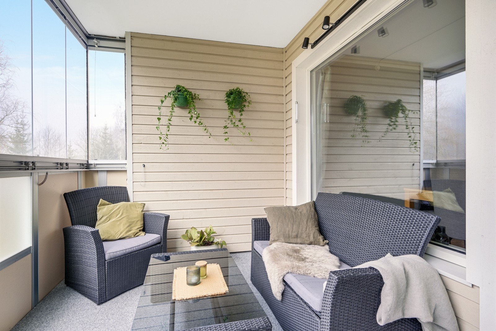 Solrik balkong med fuglekvitter og utsikt til skogen.... Galleribilde